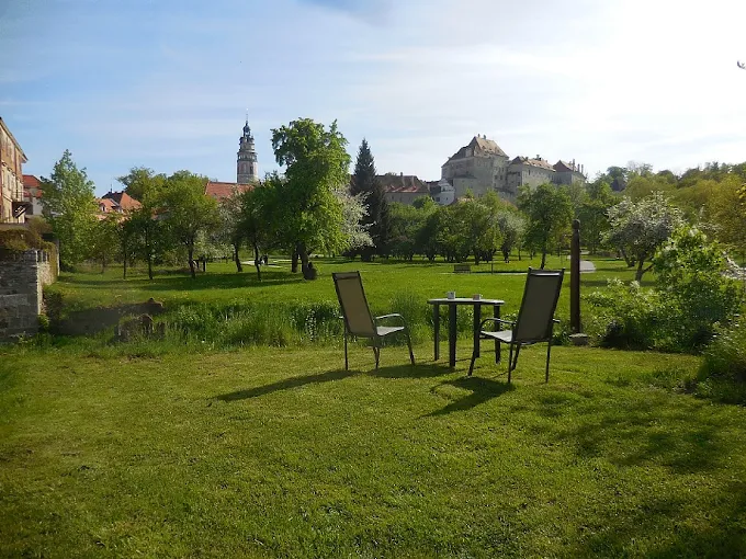 Výhled na zámek Český Krumlov ze zahrady penzionu