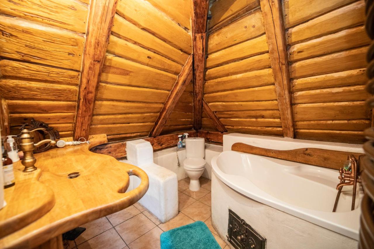 Stylová dřevěná koupelna s vanou