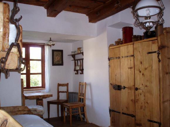 Dřevěná skříň a posezení