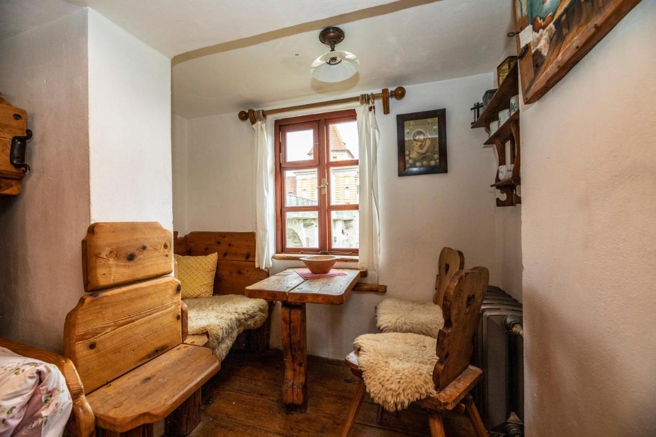 Pokoj s posezením u okna
